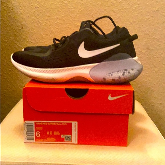 Nike JOYRIDE DUAL RUN black/white size 6 USA - Picture 1 of 4
